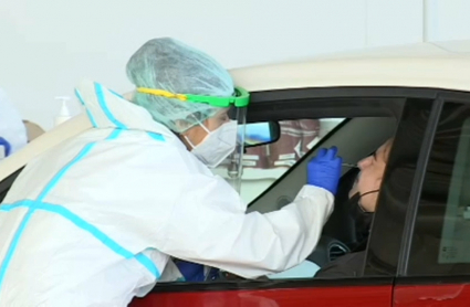 Prueba PCR en el autocovid de Badajoz.