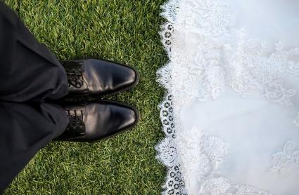 Fotografía de calzado sobre césped de contrayentes de matrimonio