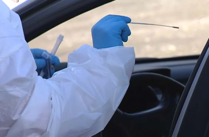 Realización de una PCR en un 'autocovid'.