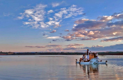 La música clásica sonará sobre el embalse del Zújar para el público desde esta embarcación