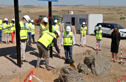 Representantes del proyecto fotovoltaico ponen la primera piedra