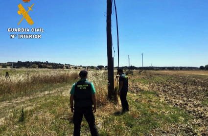 Guardia civil en el lugar donde se robó el cable de cobre