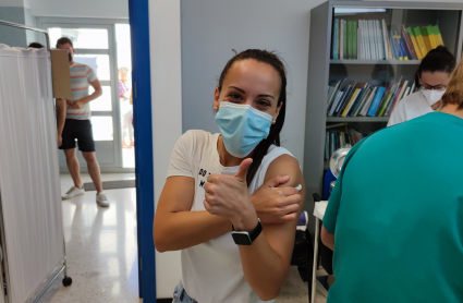 Joven vacunándose en Llerena