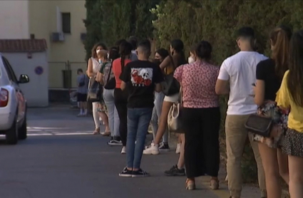 Cola para la realización de cribados masivos en Cáceres.