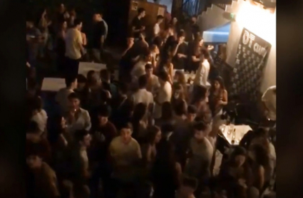 Decenas de jóvenes bailan sin mascarillas ni distancia de seguridad