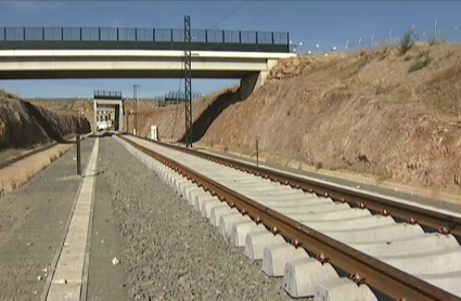 Vías del tren por las que discurrirá la futura línea del AVE entre Badajoz y Madrid.