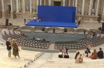 Turistas en el Teatro Romano de Mérida viendo los ensayos de 'Edipo'