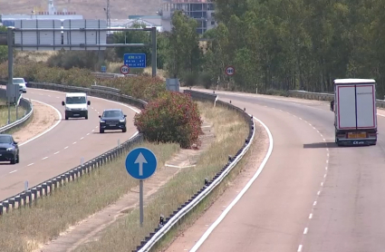 Autovía con vehículos circulando en ambos sentidos