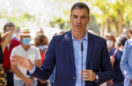 El presidente del Gobierno, Pedro Sánchez, durante su intervención tras visitar este jueves un hogar de mayores de la localidad cacereña de Navalmoral de la Mata.