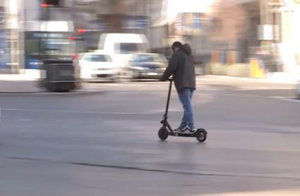 Usuario de patinete en la vía pública