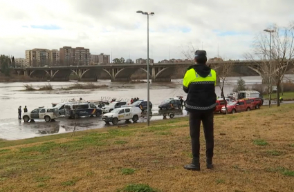 Tareas de rescate de los trabajadores en el río Guadiana el 25de enero de 2021