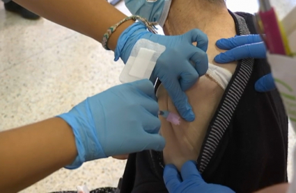 Paciente recibiendo la vacuna de la gripe