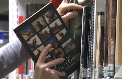 Usuario en una biblioteca extremeña