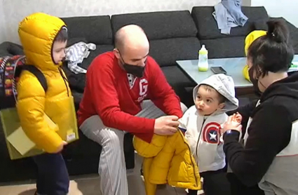 Familia preparándose para llevar a los niños al colegio