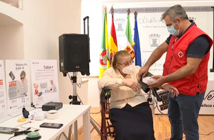 Una usuaria del servicio de teleasistencia avanzada prueba el tensiómetro en Olivenza 