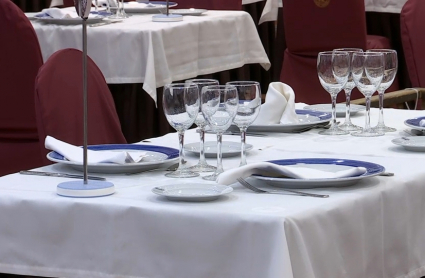 Mesa puesta para una cena de empresa