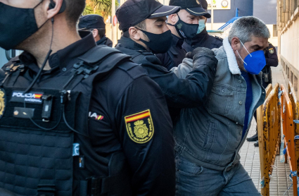 Efectivos de la Policía Nacional trasladan a la Audiencia Provincial a Bernardo Montoya, donde este martes se celebra la segunda sesión del juicio acusado de agredir sexualmente y asesinar en el mes de diciembre de 2018 a Laura Luelmo, la profesora zamorana de 26 años, en la localidad de El Campillo (Huelva).