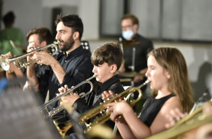 Jóvenes de la Asociación Músico-Cultural de Bienvenida interpretando obras en un concierto