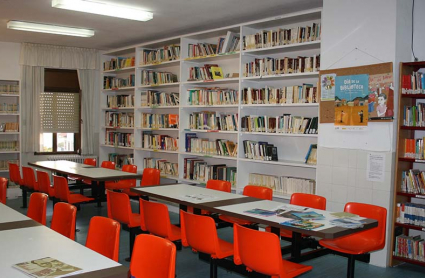 Sala principal de la biblioteca 'Rafael Alberti' de Piornal.