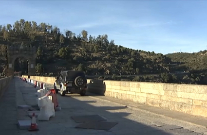 Puente de Alcántara con un pretil roto