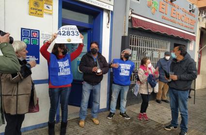 Lotera celebrando el décimo vendido del 42833 en Cáceres