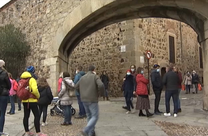 Decenas de turistas en el entorno del arco de la Estrella de Cáceres