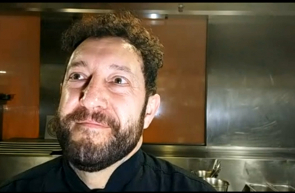 José Manuel López Iglesias atiende a Canal Extremadura Televisión desde su restaurante Peix y Brases de Denia.