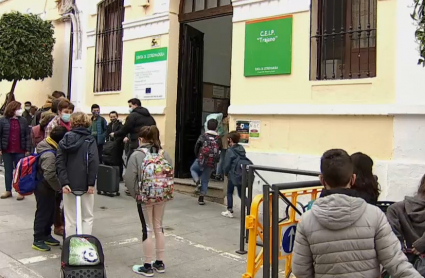 Alumnos de Primaria entrando en el colegio