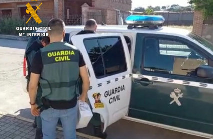 Agentes de la Guardia Civil durante una detención en imagen de archivo.