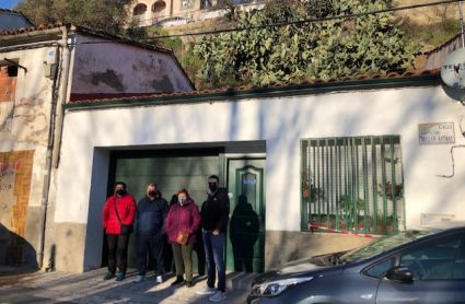 La familia Hernández Merideño delante de su casa en San Lázaro.