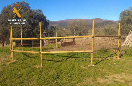 Picadero de caballos con postes de la vía verde del Guadiana en Logrosán