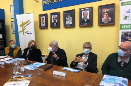 El presidente de Placeat y los mecenas que han patrocinado el calendario del cincuentenario