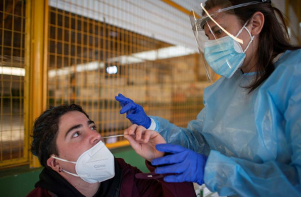 Enfermera realizando un test de antígeno