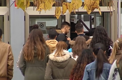Jóvenes reunidos