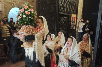 Ofrenda a la Virgen en 'Las Purificás' de Monroy