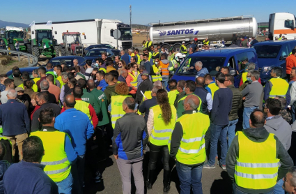 Vehículos con el equipo de seguridad de Pedro Sánchez, detenidos en medio de la manifestación