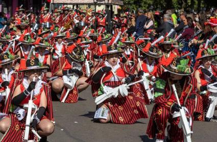 Las calles de Badajoz han vuelto a llenarse de color con su desfile