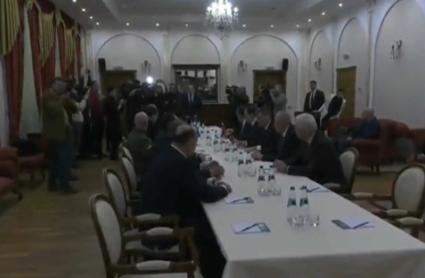 Representantes oficiales de Rusia y Ucrania en la mesa de negociación en la frontera bielorrusa
