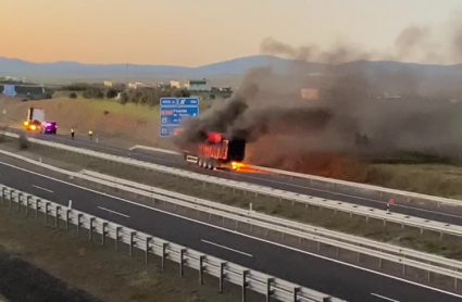 Camión con la rueda incendiada en la autovía