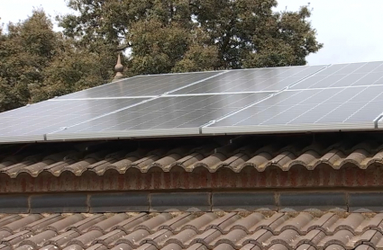 Placas solares sobre una vivienda unifamiliar