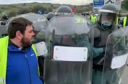 Tensión en las protestas de transportistas en el área de servicio 'El Caldero' de Plasencia