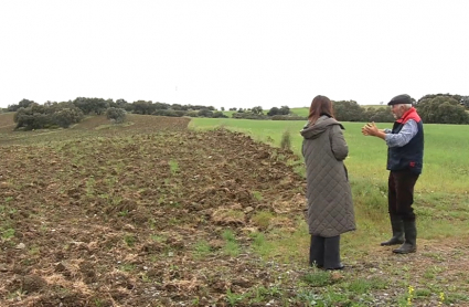 Agricultor junto a tierras en barbecho