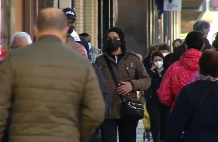 Gente anónima por Cánovas, en Cáceres
