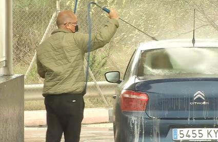 Los lavaderos están llenos de gente limpiando sus coches