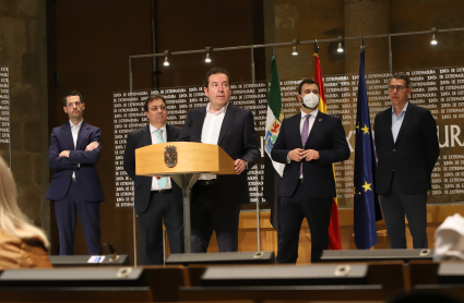 Los promotores del proyecto, junto a Guillermo Fernández Vara y Luis Salaya