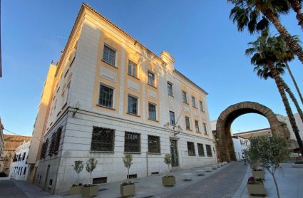 El mítico edificio tiene tres plantas, un sótano y se encuentra junto al Arco de Trajano de Mérida