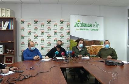 Representantes de UPA-UCE y Asaja Extremadura en la rueda de prensa en Mérida