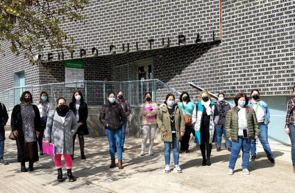 Participantes en el proyecto "Entrena empleo" frente al Centro Cultural de Mérida