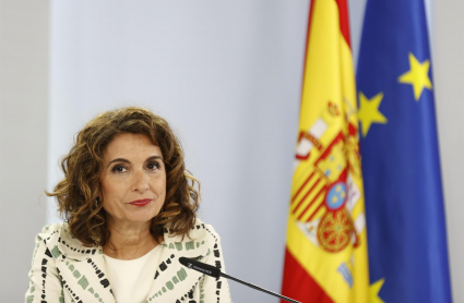 La ministra de Hacienda, María Jesús Montero, participa en la rueda de prensa celebrada tras la reunión del Consejo de Ministros, que aprueba un plan con el que se busca convertir a España en un importante centro de diseño y fabricación de microchips, mediante la canalización de 11.000 millones de euros de fondos europeos, este martes en el complejo del Palacio de La Moncloa.