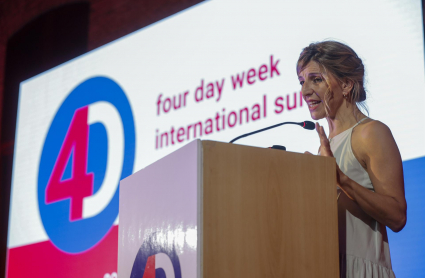 Analizar desde múltiples puntos de vista la posibilidad de implantar la semana laboral de cuatro días sin perder productividad es el objetivo de la cumbre internacional que se celebra en València, que reúne a políticos, sindicalistas y profesionales de la economía, del derecho del trabajo, las políticas de género y la tecnología-.En la imagen,la vicepresidenta segunda del Gobierno, Yolanda Díaz interviene en el acto.